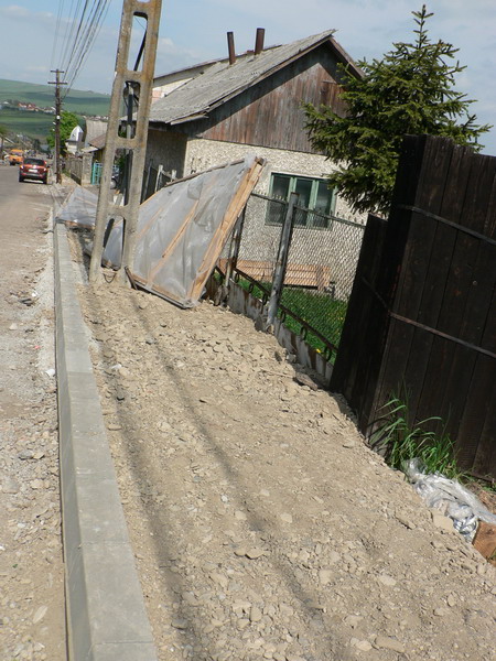 2.3. Plesesti Gane Pregatire asternere strat beton trotuar 1.jpg
